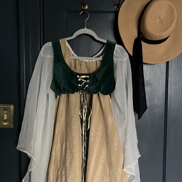 Handmade Renaissance gown - Picture 5 of 6